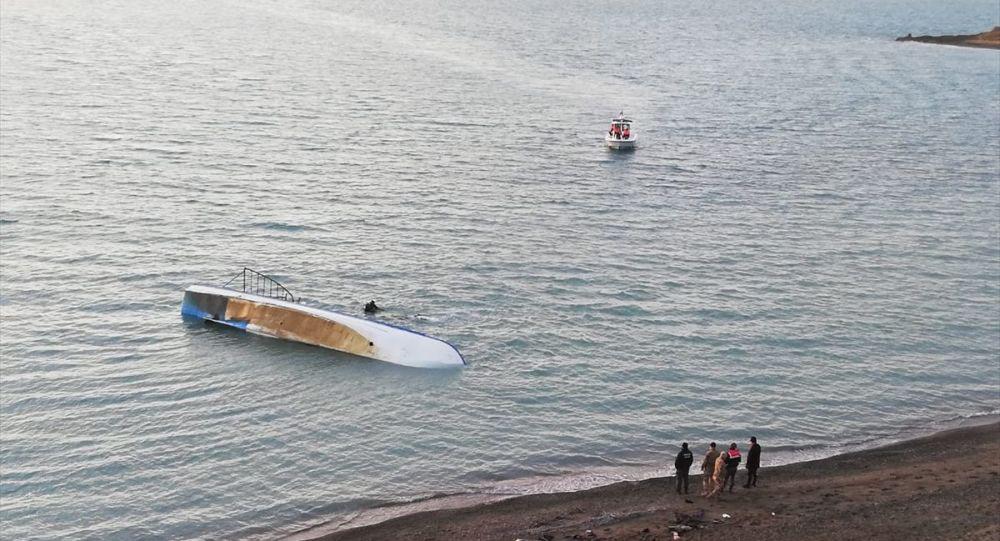 Van Gölü’nde göçmenleri taşıyan tekne battı: 7 göçmen öldü
