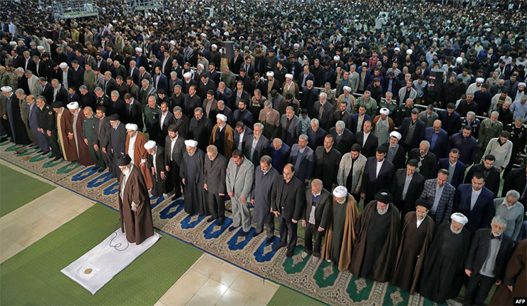 قادة إيران يصلون خلف خامنئي