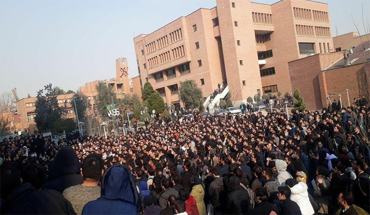 متظاهرون في إيران