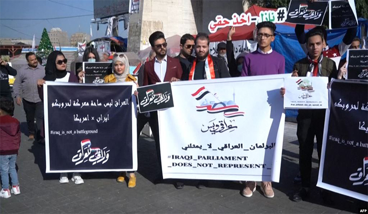 عراقيون متظاهرون في كربلاء يحملون شعار "البرلمان لا يمثلني"