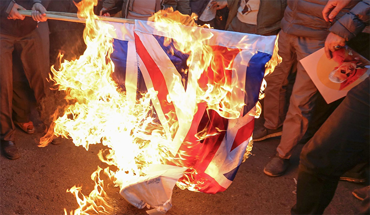 حرق العلم البريطاني والإسرائيلي من قبل متظاهري باسيج