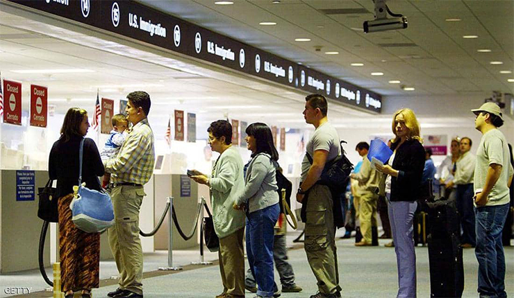 مسافرون وصلوا إلى مطار ميامي الأميركي