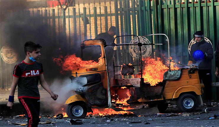 حرق توك توك متظاهرين بغداد