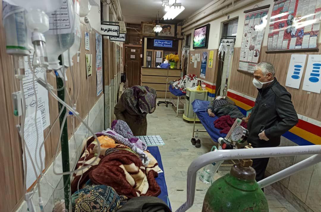 Coronavirus in Iran: state agents in medical uniform evacuate dead bodies