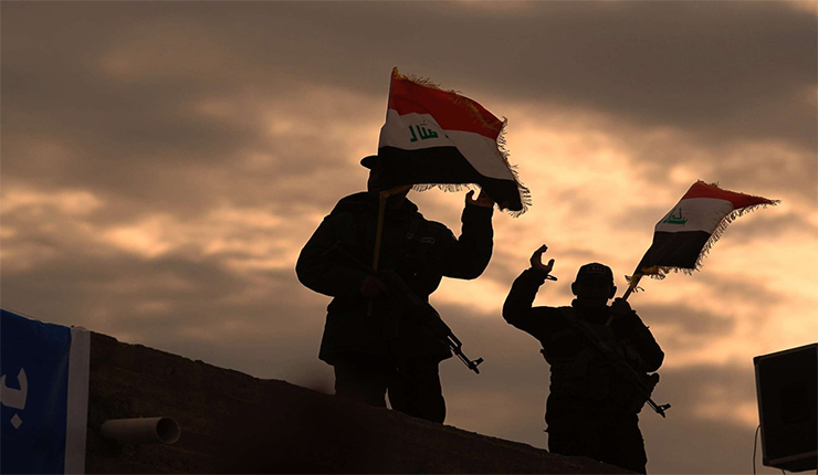 عراقييون يرفعون علم بلادهم