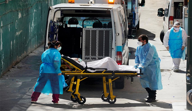 نقل أحد المصابين بفيروس كورونا في مدريد