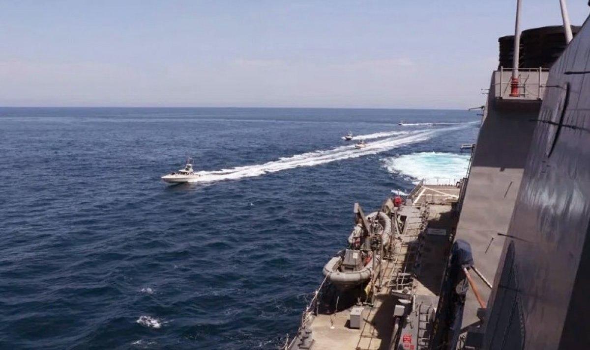 İran rejimi Körfez’deki ABD savaş gemilerini taciz etti
