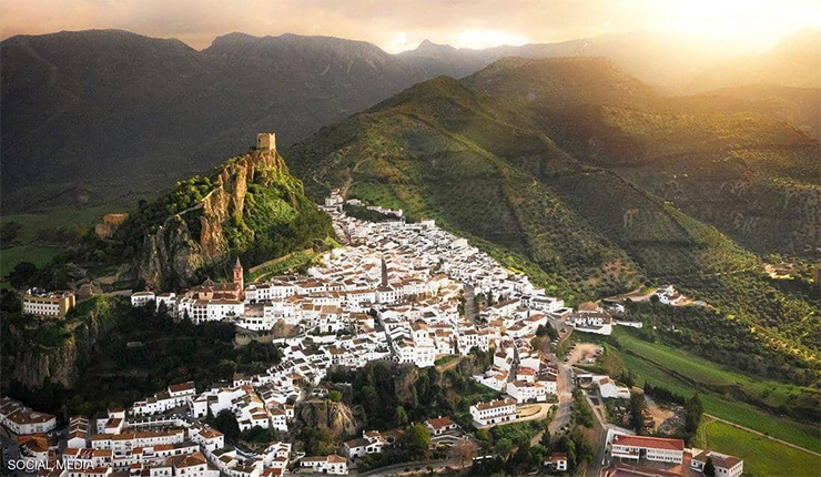 البلدة الإسبانية التي عزلت نفسها عن العالم الخارجي