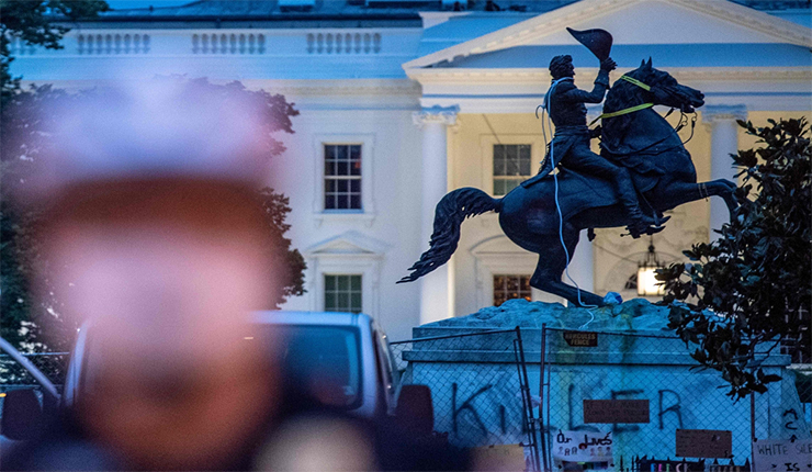 محاولة إسقاط تمثال أندرو جاكسون، قرب البيت الأبيض