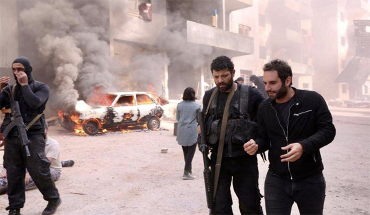 المخرج اللبناني جيمي كيروز (إلى اليمين) خلال تصوير فيلمه (بروكن كيز) (صورة رويترز)