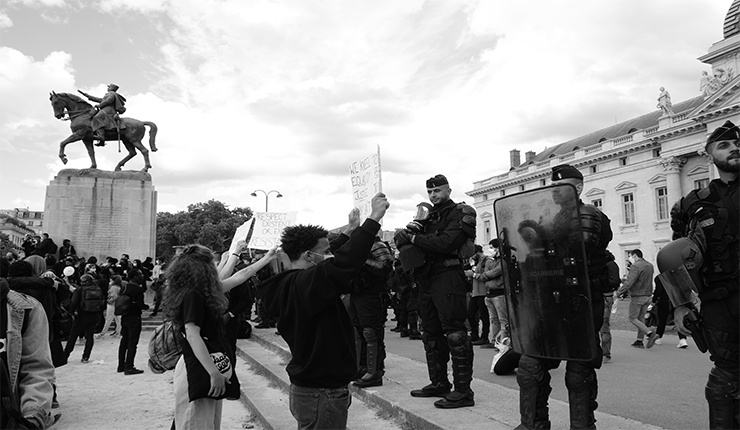 الشرطة الفرنسية أمام تجمع من متظاهري باريس