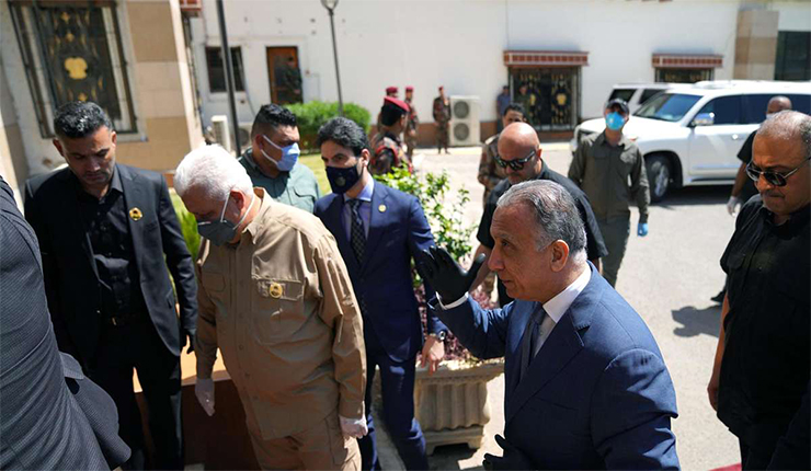 مصطفى الكاظمي، رئيس الوزراء العراقي أثناء زيارتهِ لمقر الحشد الشعبي