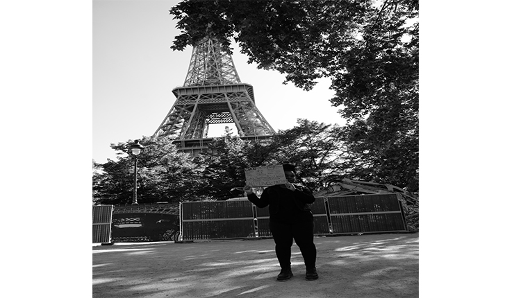 فرنسية من أصول أفريقية تحتج بمفردها أمام برج إيفل في باريس