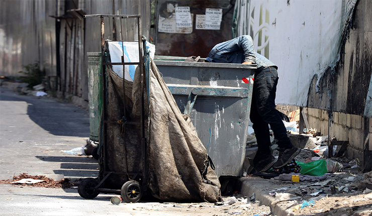 لبنانيون يبحثون عن لقمة العيش داخل النفايات 
