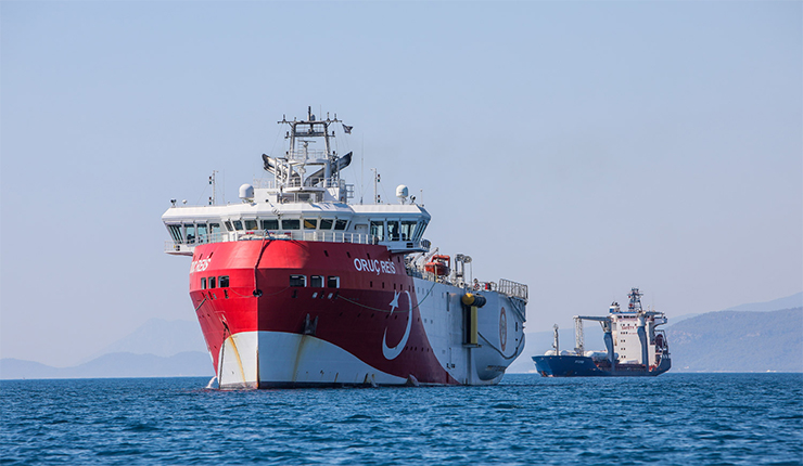 سفينة تركية تتجاوز الحدود اليونانية في المتوسط
