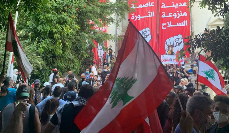 متظاهرون يطالبون بنزع سلاح بيروت
