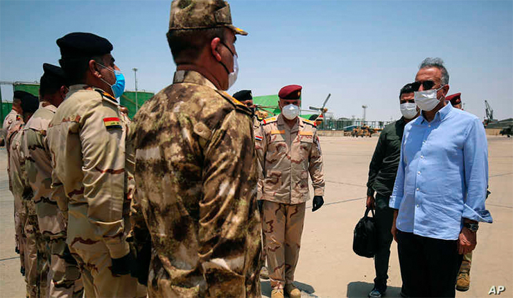 مصطفى الكاظمي، اثناء لقاء قادة الجيش