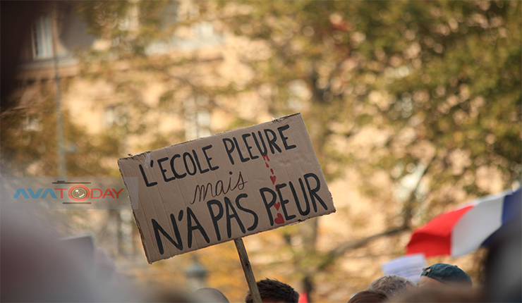 "المدرسة تبكي لكنها لا تخاف" شعار رفعه متظاهرون اليوم في باريس