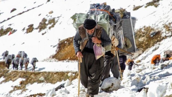 Türk askerleri 10 Urmiyeli kolberi gözaltına aldı