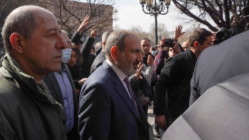 Ermenistan’da ordu Paşinyan’ın istifasını istedi; Paşinyan halkı sokağa çağırdı