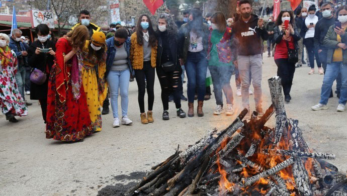 Newroz’da halay çeken 35 kişiye para cezası