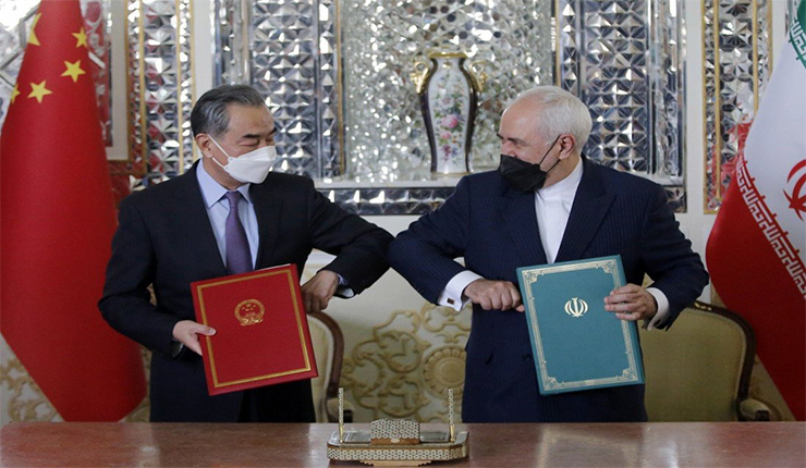 وزير الخارجية الإيراني محمد جواد ظريف ونظيره الصيني وانغ يي