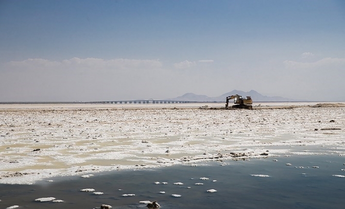 زنگ خطر خشک شدن دریاچه ارومیه و وقوع فاجعه زیست محیطی و انسانی در منطقه