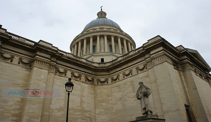 تمثال جان جاك روسو، أمام مقبرة العظماء (بانتيون) باريس