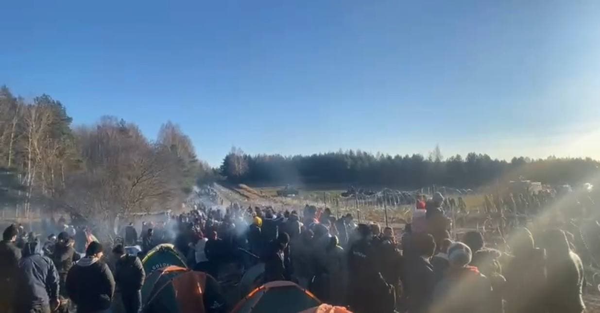 Hundreds of asylum seekers trap at Belarus-Poland border