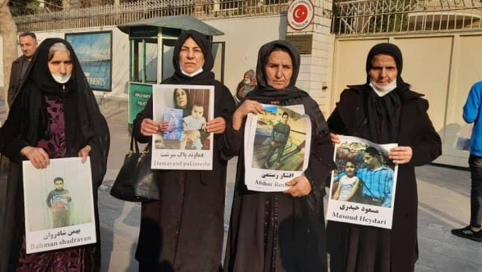 Doğu Kürdistanlı ailelerden Tahran’daki Türk büyükelçiliği önünde eylem  