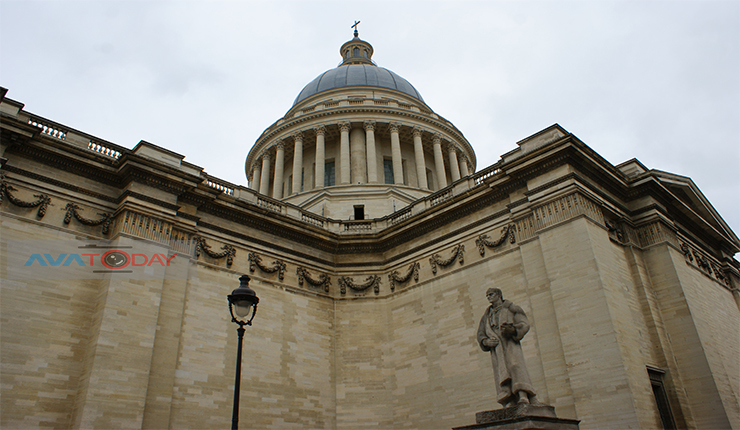 تمثال جان جاك روسو، أمام مقبرة العظماء في باريس