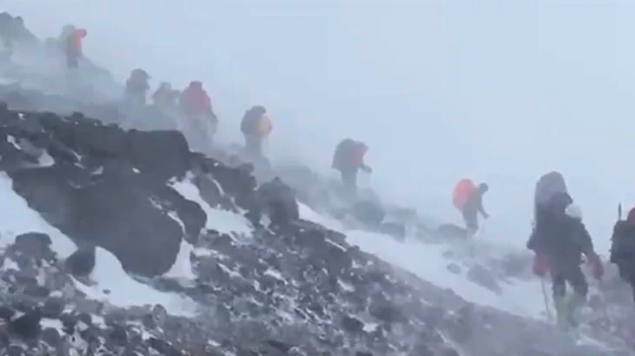 24 İranlı dağcı ölümden döndü