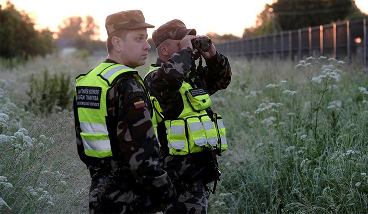 جنديان من ليتوانيا يراقبان الحدود