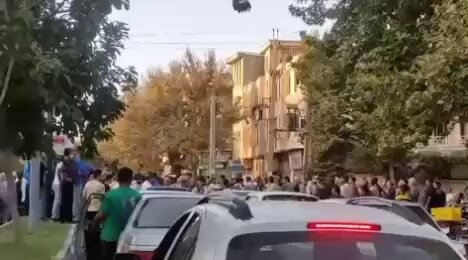 اعتراضات مردمی نسبت به قطعی برق/ مردم بروجرد مقابل اداره برق تجمع کردند