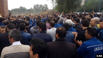تجمع و راهپیمایی کارگران فولاد اهواز همچنان ادامه دارد