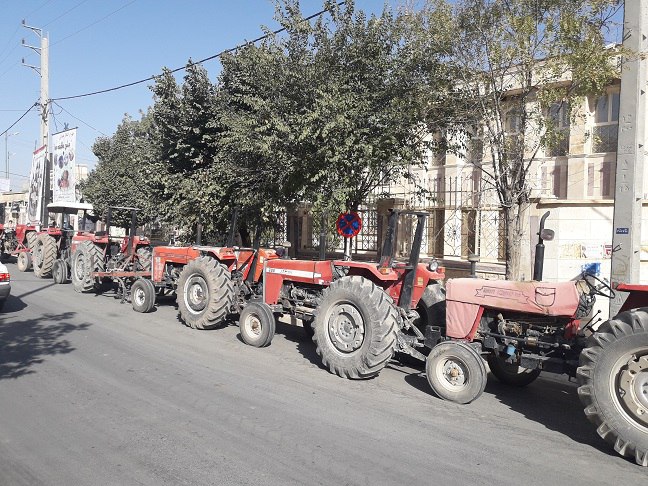 تراکتورداران دزفول در اعتراض به کاهش سهمیه سوخت تجمع کردند