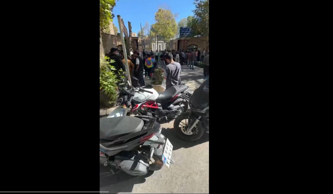 مغازه‌داران سنندجی دست به تجمع اعتراضی زدند