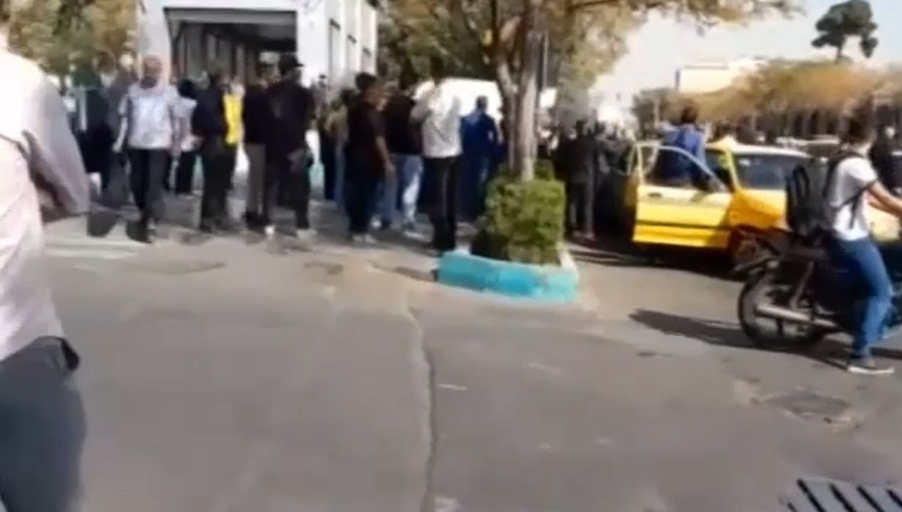 هجوم نیروهای سرکوبگر به تجمع خانوادەهای زندانیان در تهران