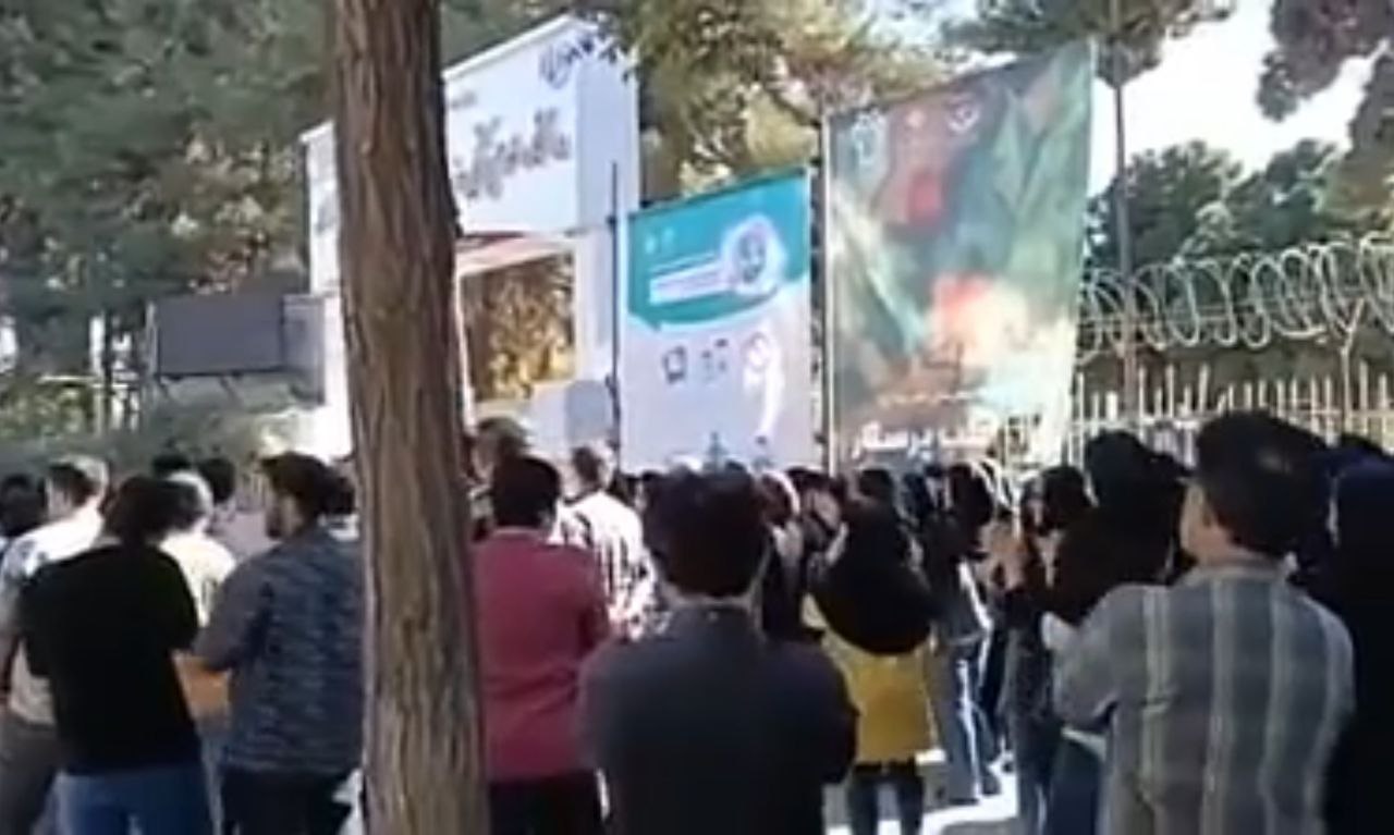 در روز پرستار، پرستاران کرمانشاه دست به اعتراض زدند