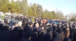 مراسم هفتم خسرو علیکردی با شعار مرگ بر خامنەای همراه بود
