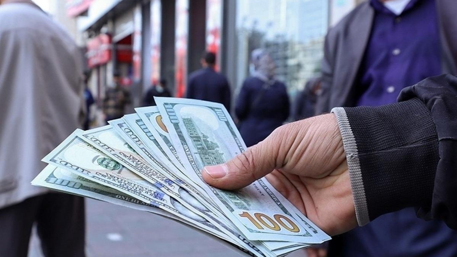 بهای دلار به ١٢٢ هزار تومان رسید