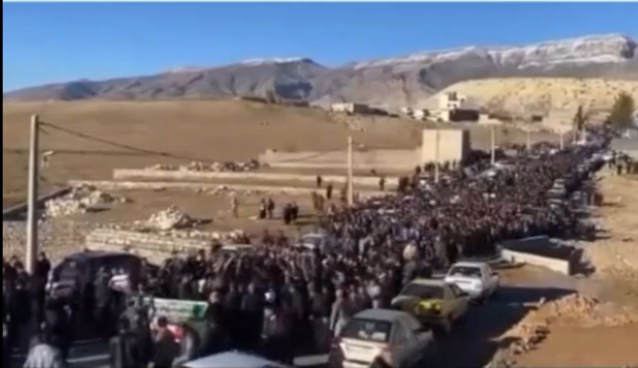 شعار "مرگ بر خامنەای" در خاکسپاری شهیدان ملکشاهی