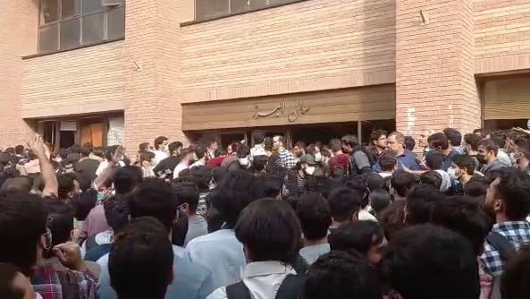 زانکۆی شەریف ژمارەیەک خوێندکاری لە چوونە ژوورەوە قەدەغە کرد