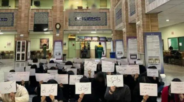 گرژی و خۆپێشاندان زانکۆکانی ئێرانی گرتووەتەوە؛ لە زانکۆی شەریف پێکدادان ڕوویدا