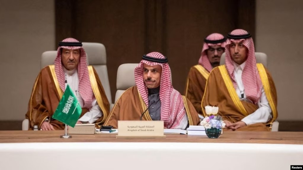 عربستان روز شنبه، اول فروردین ماه، اعلام کرد که وابستگان نظامی و کارکنان سفارت جمهوری اسلامی را اخراج می‌کند و آنها را عنصر نامطلوب اعلام کرد.