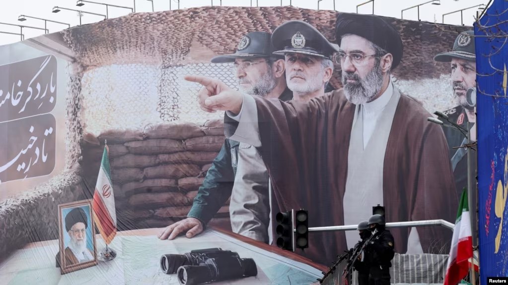"مجتبی خامنه‌ای «همجنسگرا» است"