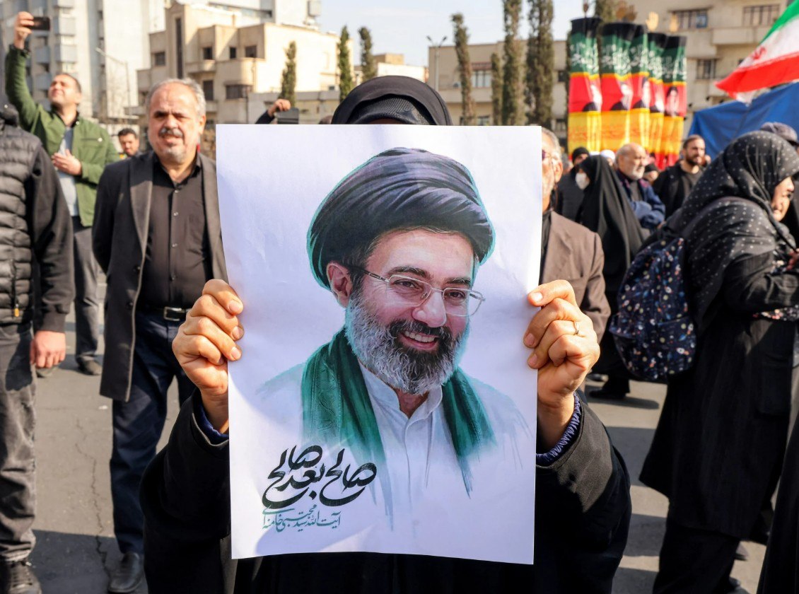 موجتەبا خامنەیی قاچی نەماوە و دەموچاوی تێکچووە