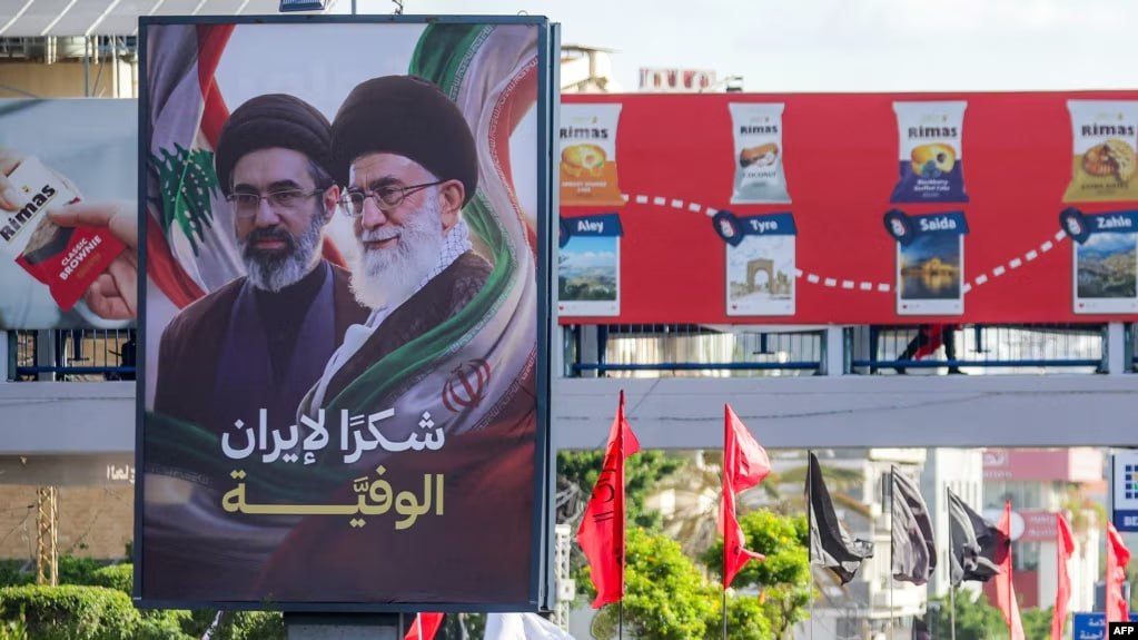 انتقادهای گسترده از نصب پوسترهای خامنه‌ای در بیروت