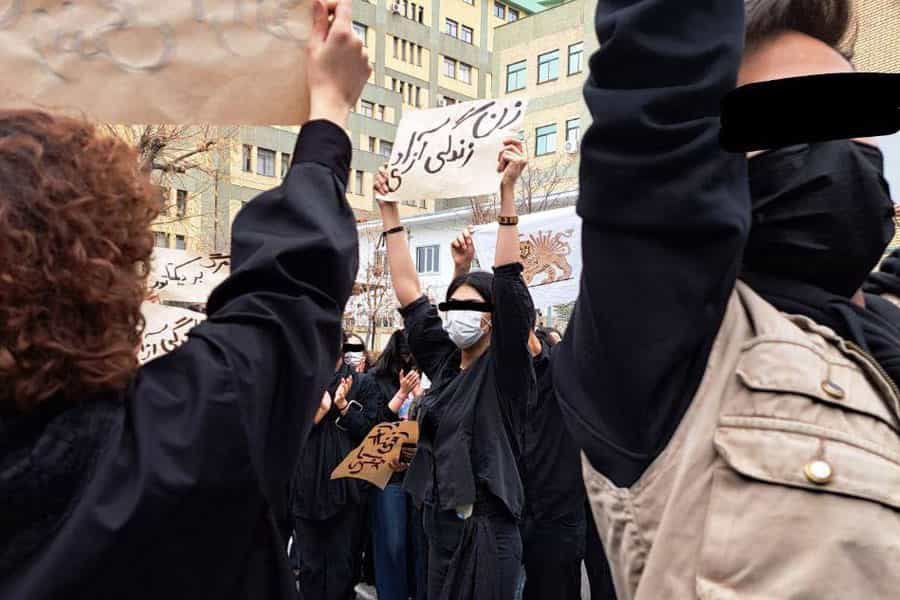 دو دانشجو به اتهام آتش زدن پرچم جمهوری اسلامی اخراج شدند