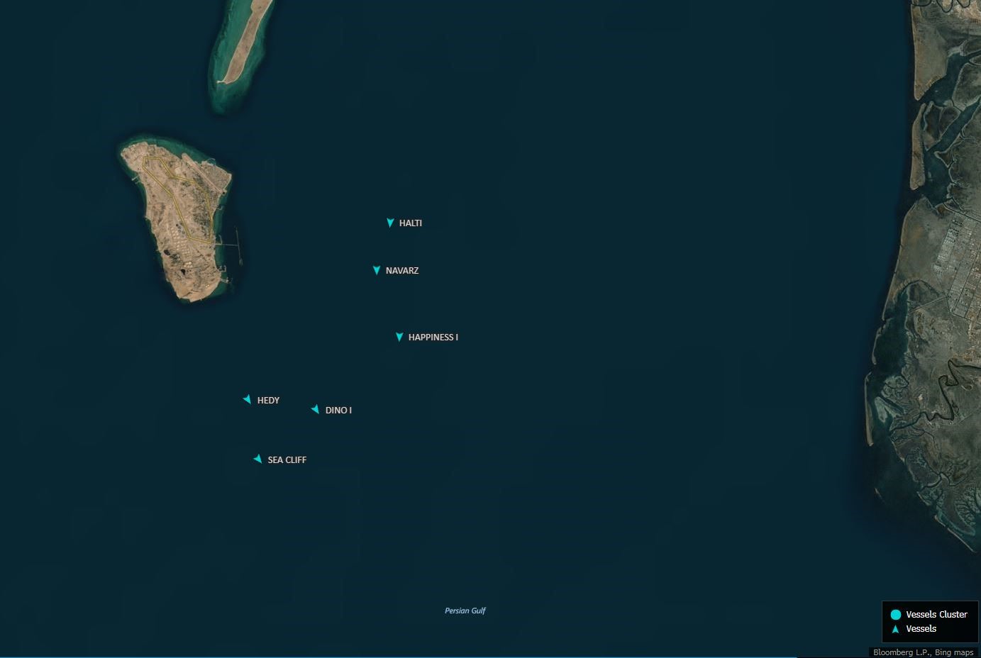 صورة جوية لستّ ناقلات عملاقة تخزن النِّفْط قبالة ساحل جزيرة خرج الإيرانيَّة منتصف سبتمبر 2018 سعة كل منهما مليونَا برميل. المصدر Bloomberg.com